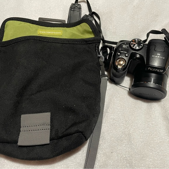 Fujifilm S Professional Digital Camera with Case - Picture 2 of 3